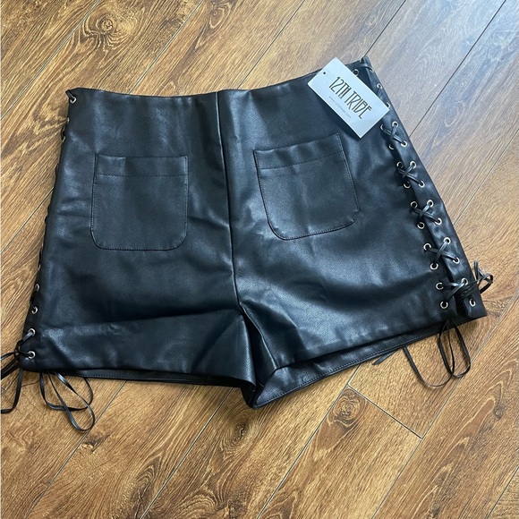 12th Tribe Tie Breaker Faux Leather Shorts Size Large - Picture 3 of 5